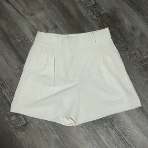 Aritzia’s The Effortless Short Mid-Thigh